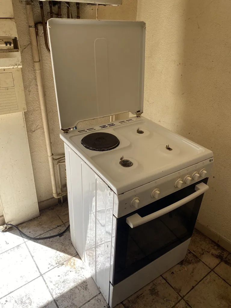 Nettoyage d'une cuisine d'une personne atteinte d'un syndrome de Diogène à Valence dans la Drôme pour nettoyer sa gazinière et son frigo