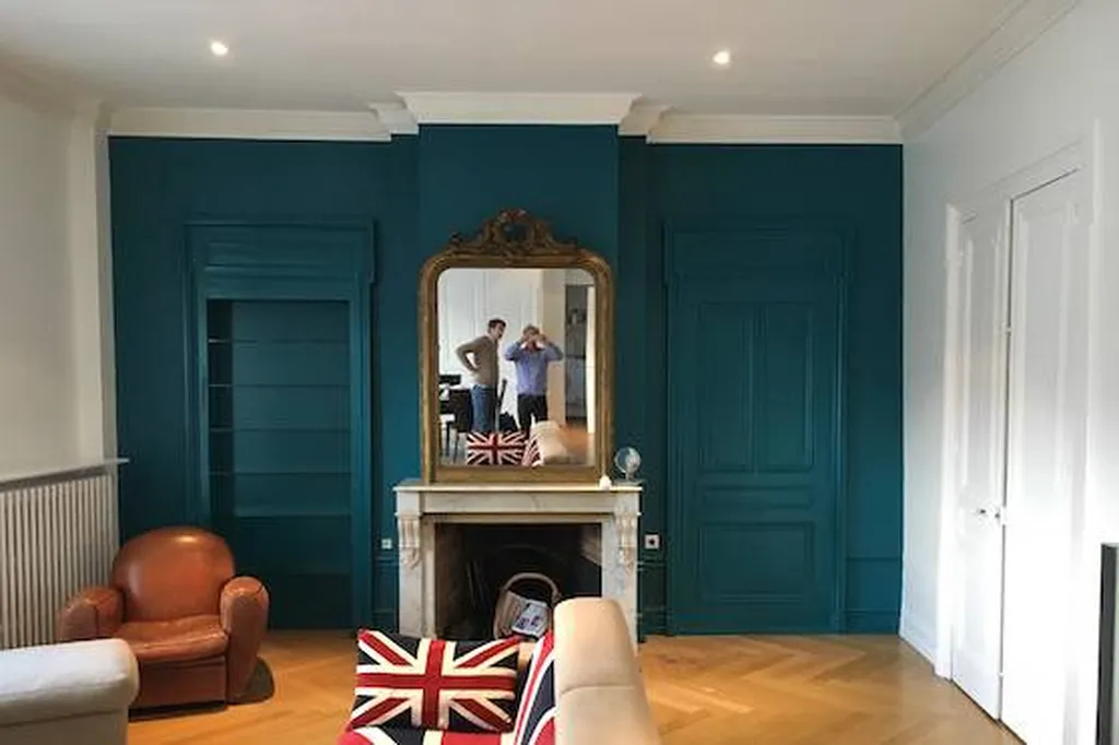 Cet exemple montre l'unique pan de mur peint en bleu canard. Les spots sont choisis pour garder la touche contemporaine  Villeurbanne