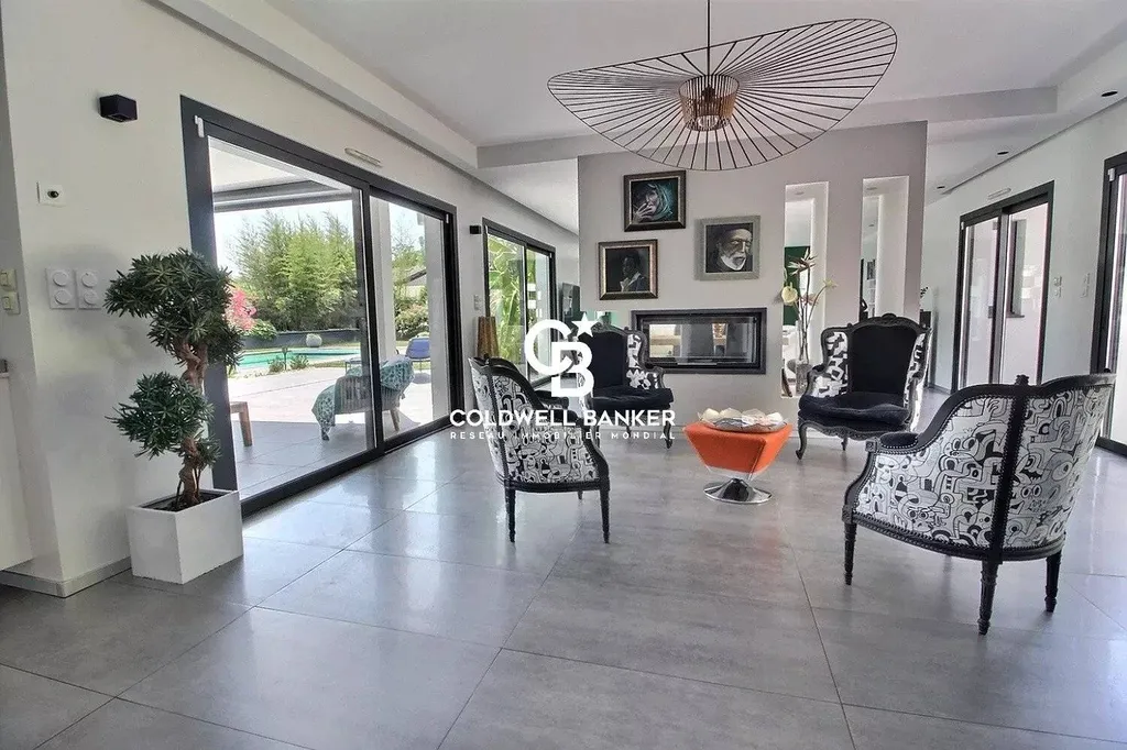 Maison contemporaine à moins de 20 minutes de Bordeaux – Vue dégagée, piscine et prestations haut de gamme