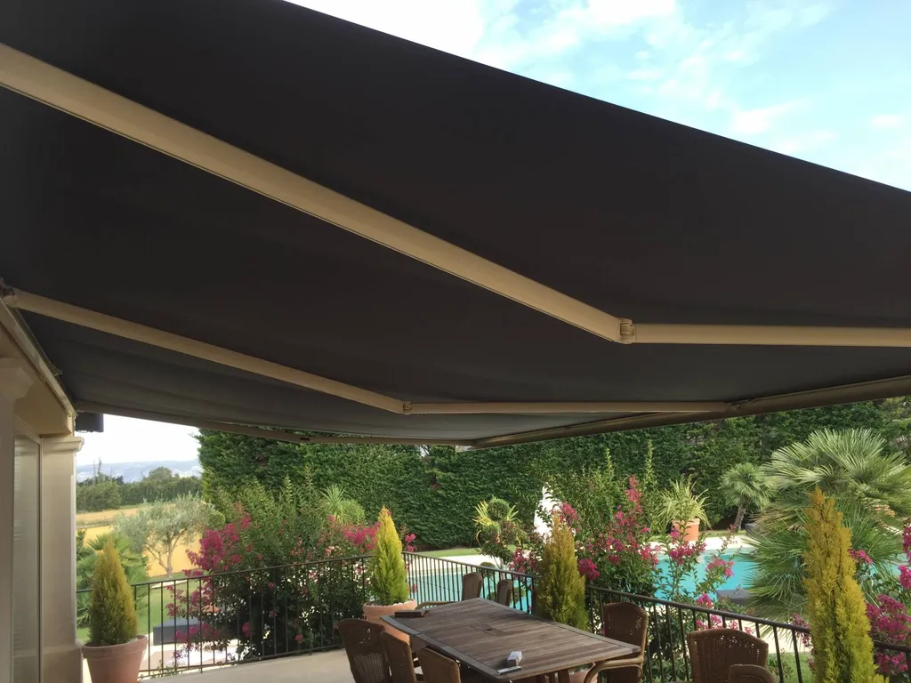 Pose de plusieurs stores bannes sur une terrasse à Cavaillon