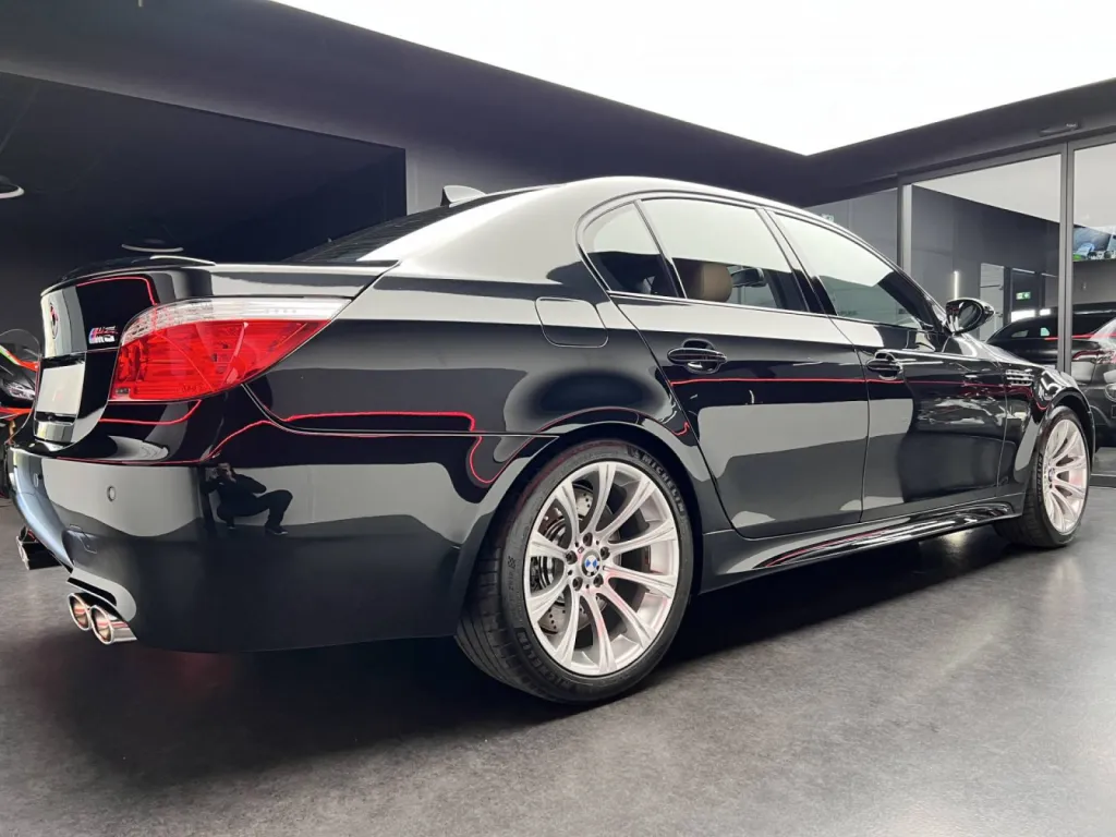 BMW M5 E60 - SUPPRESSION MICRO-RAYURES - TRAITEMENT CERAMIQUE - 59 LE QUESNOY