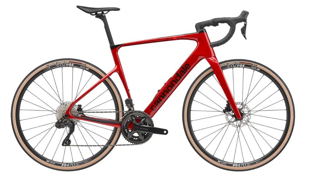 Le Cannondale Synapse Carbon 4 2026 a été développé pour les cyclistes exigeants à la recherche d’un vélo capable d’enchaîner les longues sorties, les cols alpins, les routes dégradées et les trajets sportifs du quotidien avec une efficacité remarquable. 