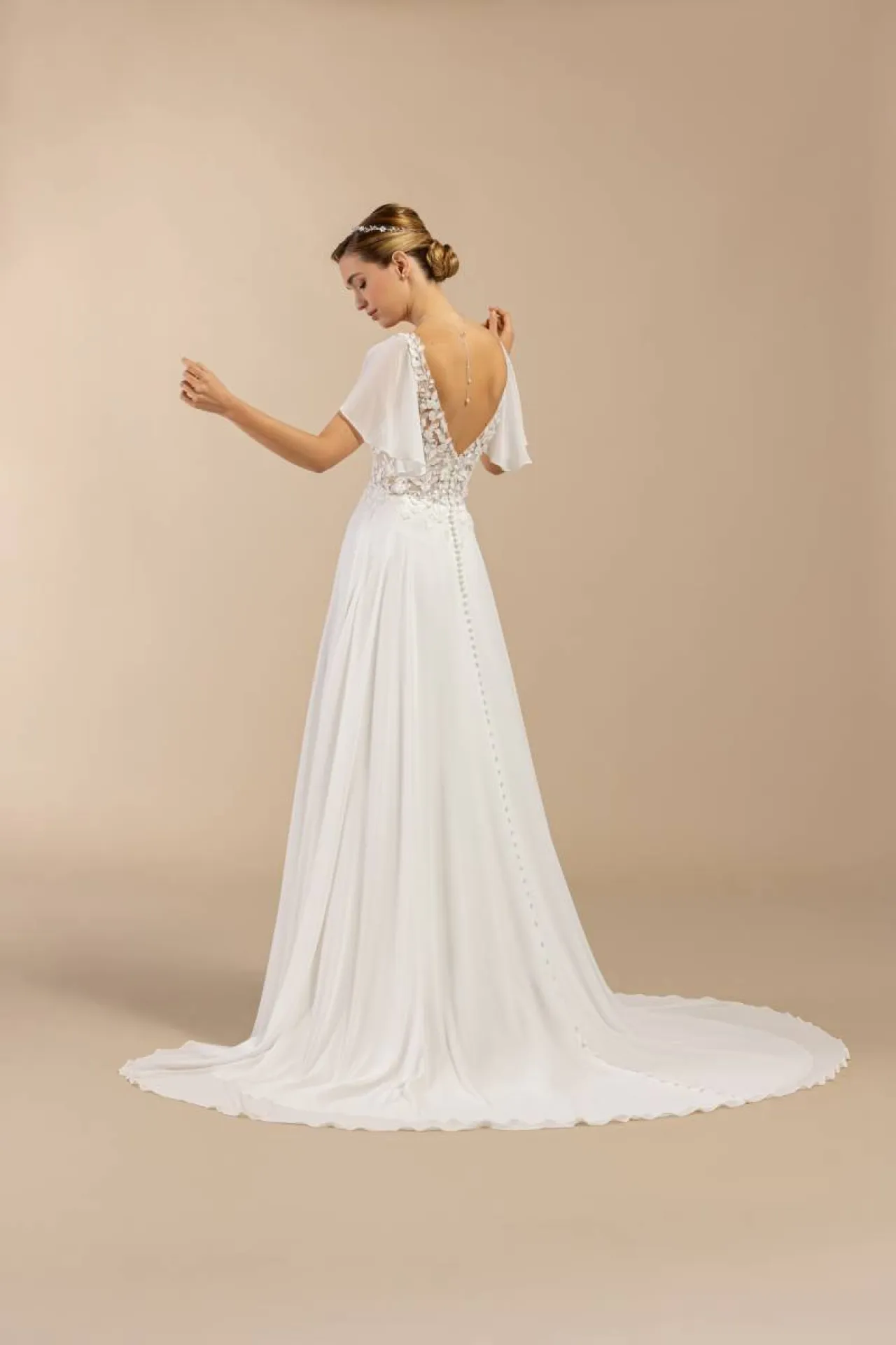 robe de mariée fluide et dos nu à plan de campagne
