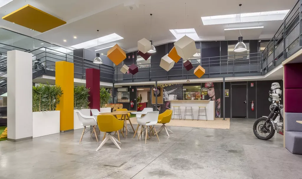 Cube acoustique suspendu KAIRO design en rPET pour plafonds et open space à Toulon et dans toute la région PACA