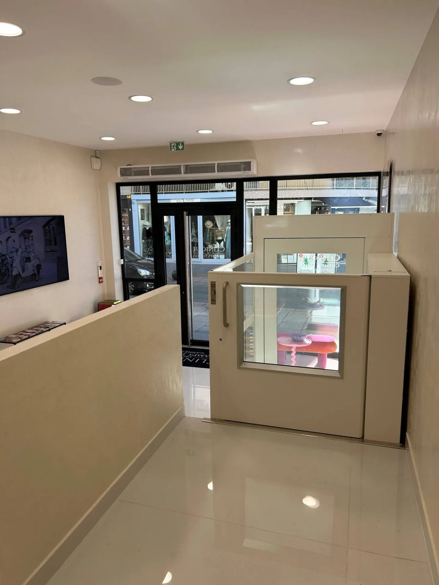 L'accès supérieur de cet élévateur vertical se fait par un portillon préservant le design de cet institu de beauté à Cannes L'accès supérieur de cet élévateur vertical se fait par un portillon préservant le design de cet institu de beauté à Cannes