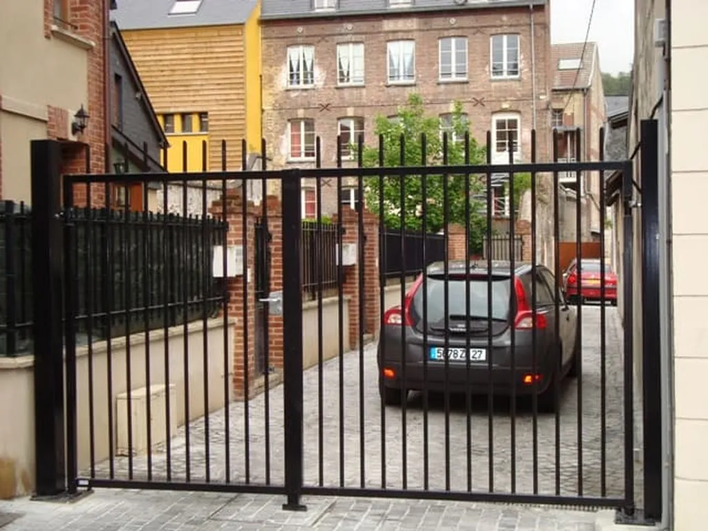 Installation de Portail copropriété motorisé, Clôtures de Sécurité et Systèmes de Contrôle d'Accès à Rouen et sa région ou agglomération en Seine-Maritime 76