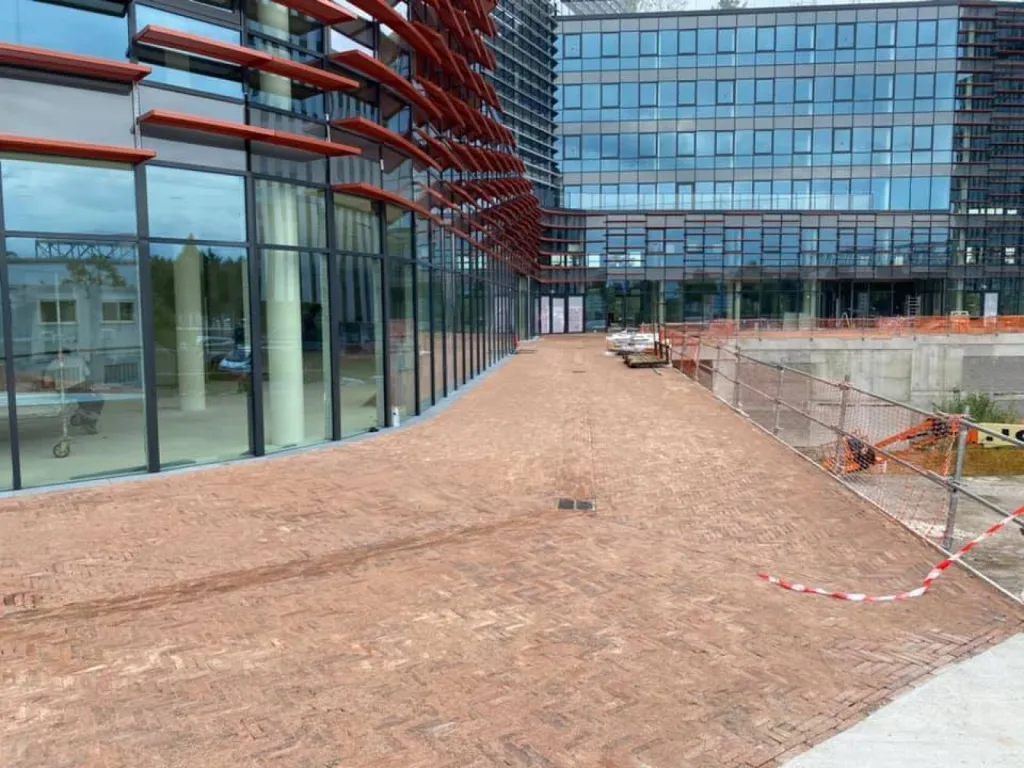 Pose de pavés pour voie d'accès au sein du quartier d'affaires Wacken à Strasbourg.
