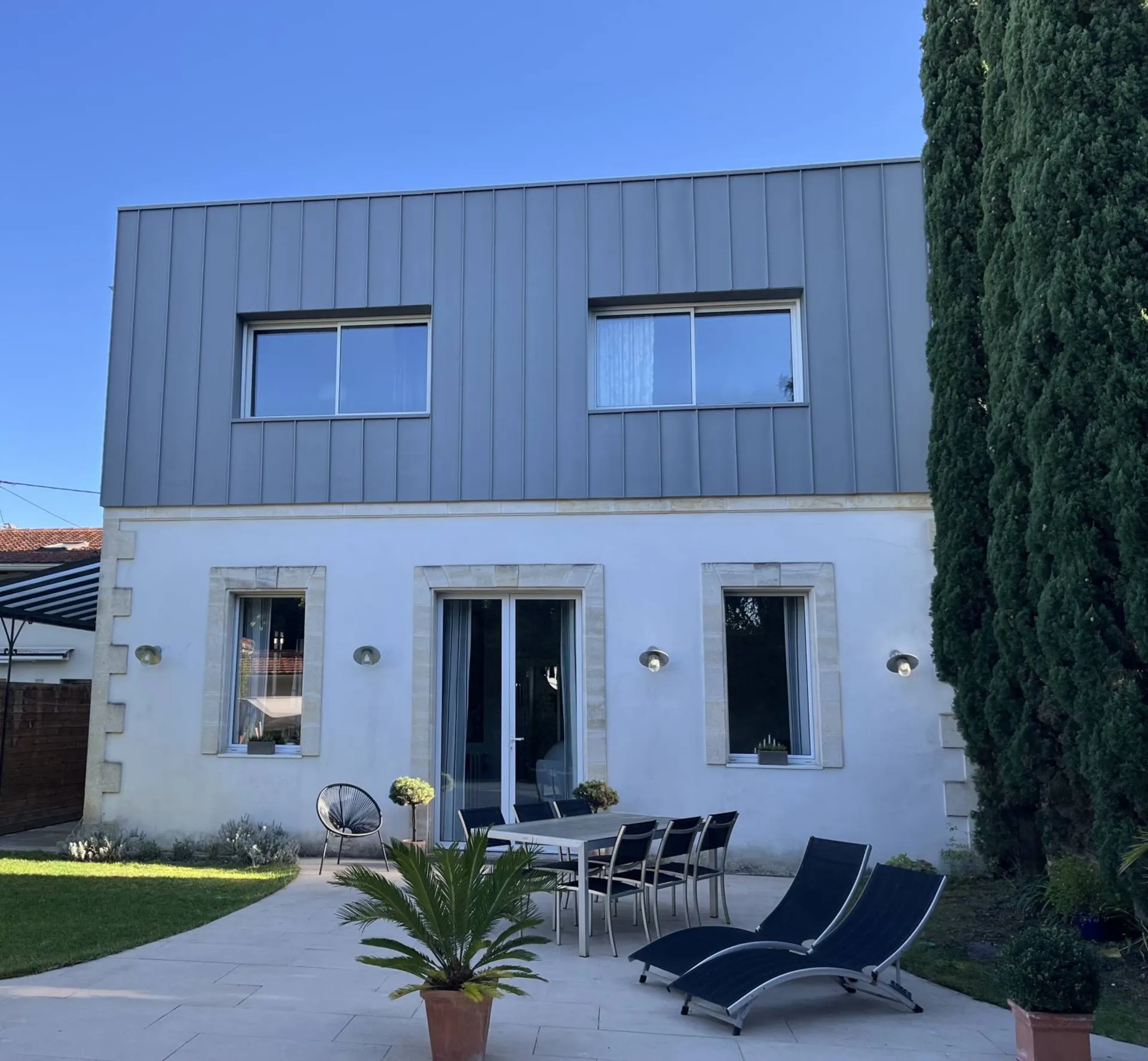 Bardage en zinc Quartz à joints debout réalisé sur un mur d’habitation au Bouscat (33) sud gironde