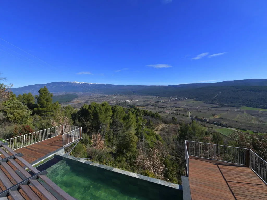 Maison moderne avec piscine à débordement et vue panoramique sur le Mont-Ventoux   