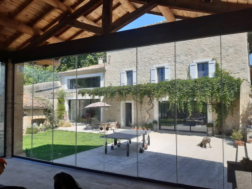 Installation de murs de verre dans un pool house