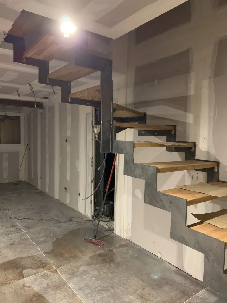 Création et pose d'un escalier avec limons à crémaillères à Rousset