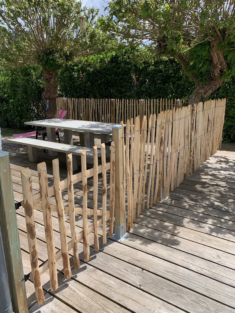 Pourquoi faire installer une clôture en ganivelle avec portillon pour sécuriser une piscine tout en gardant un esprit naturel ?