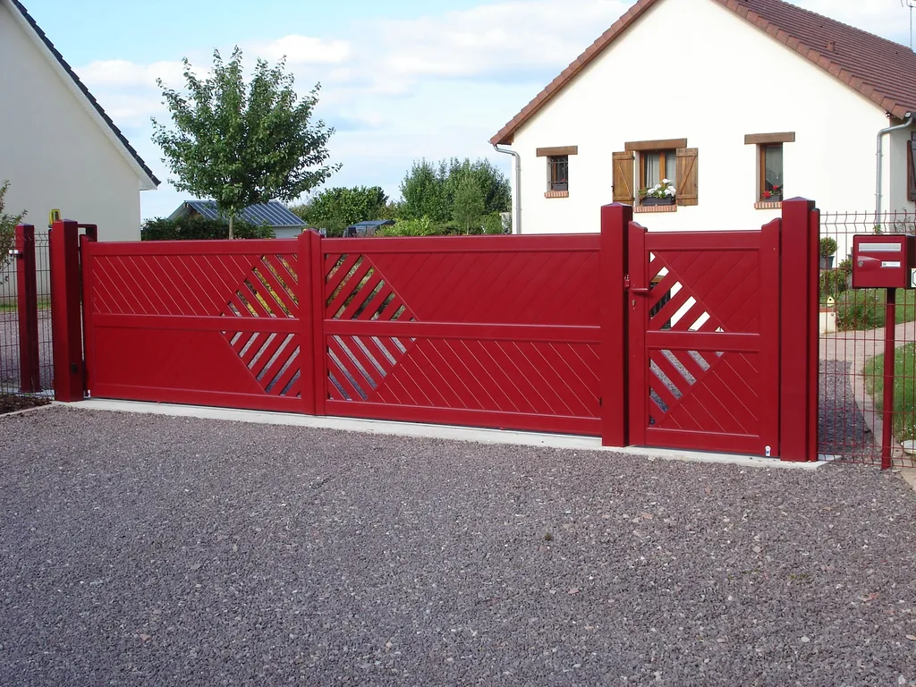 Installation de Portail en aluminium Coulissant Motorisé, Modèle Moderne Coloré Sur-Mesure à Bourgtheroulde dans l'Eure 27 et Bosroumois