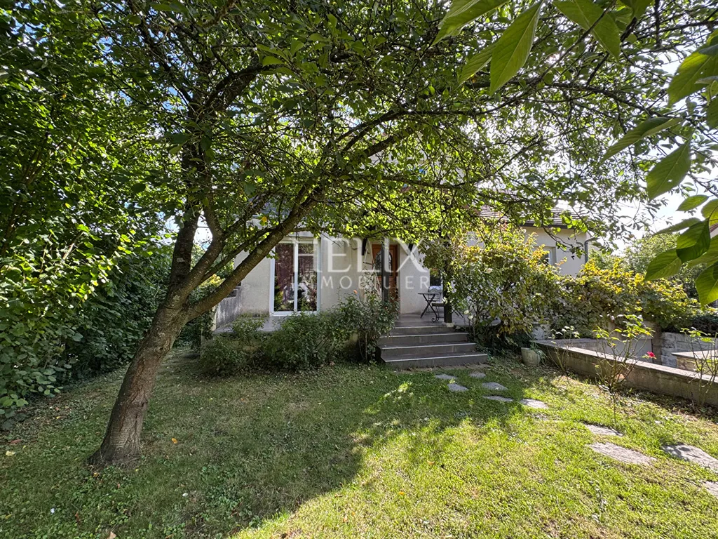 Orgeval, une jolie maison familiale 163,41M² habitable édifiée sur un terrain de 1057 M² à proximité du centre ville, des commerces, un cadre de vie alliant calme et tranquillité.