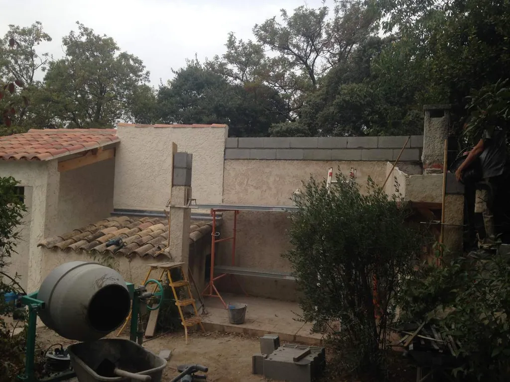 Construction d'un abri de jardin dans une villa à Salon de Pce