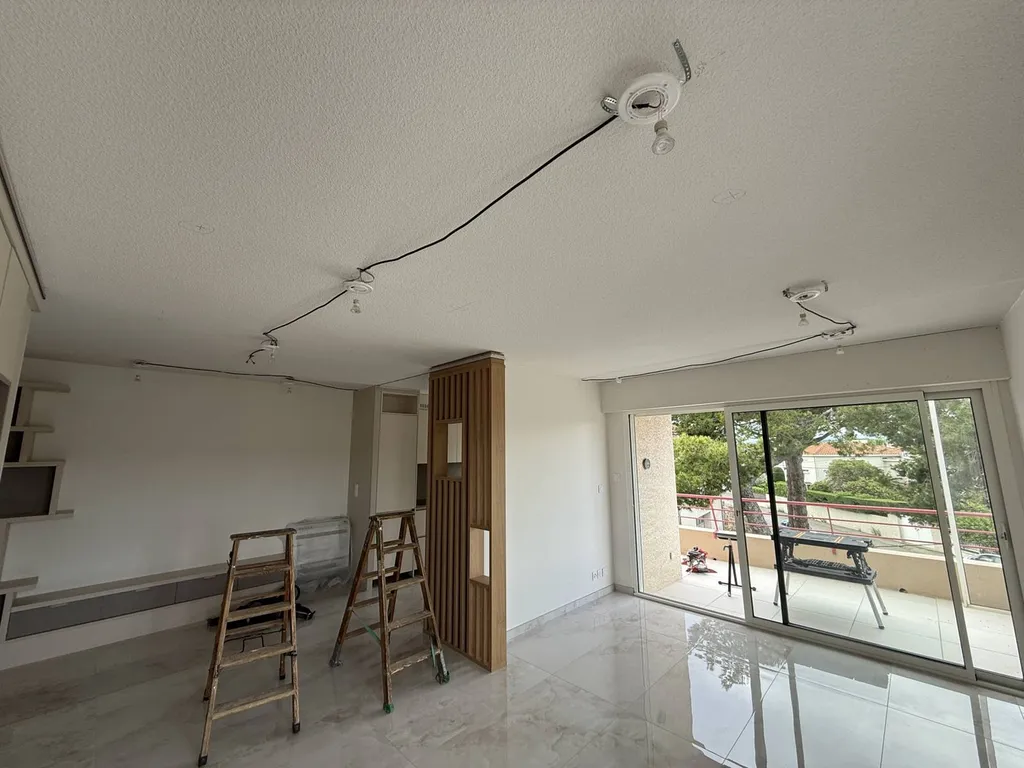 Plafond gouttelette : pourquoi le cacher plutôt que le supprimer ? Plafonds Tendus Occitans Foix