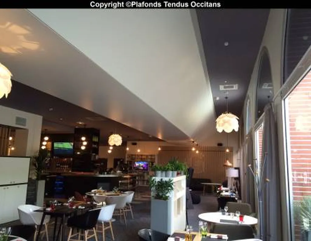 Plafond acoustique au Novotel de Toulouse