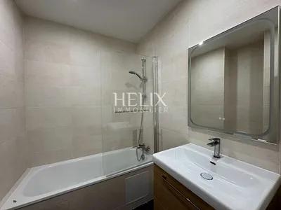 A louer centre ville de Saint Germain en Laye, un bel appartement deux pièces dans un immeuble ancien bien entretenu, à 5 mn à pied du RER A. 