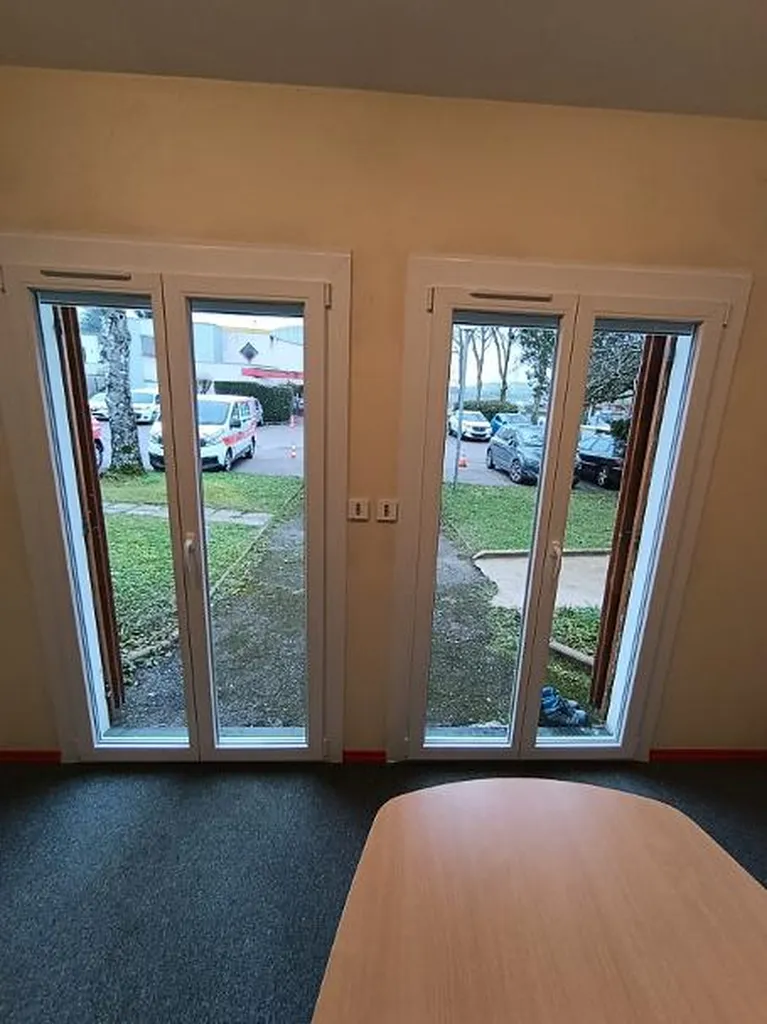 Remplacement de menuiseries PVC performantes pour la rénovation de bureaux/logements, isolation thermique renforcée, installation à Quetigny en Côte-d’Or