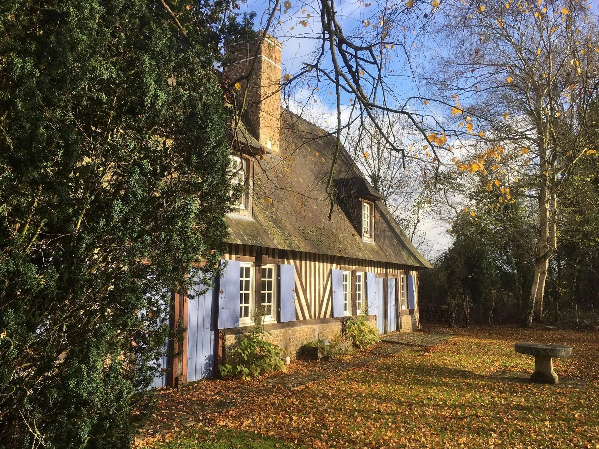 A vendre Propriété est localisée à seulement 14 minutes de Cormeilles 27260 et Lisieux 14100, 15 minutes de la Gare SNCF de Bernay 27300 et 2h de Paris 75