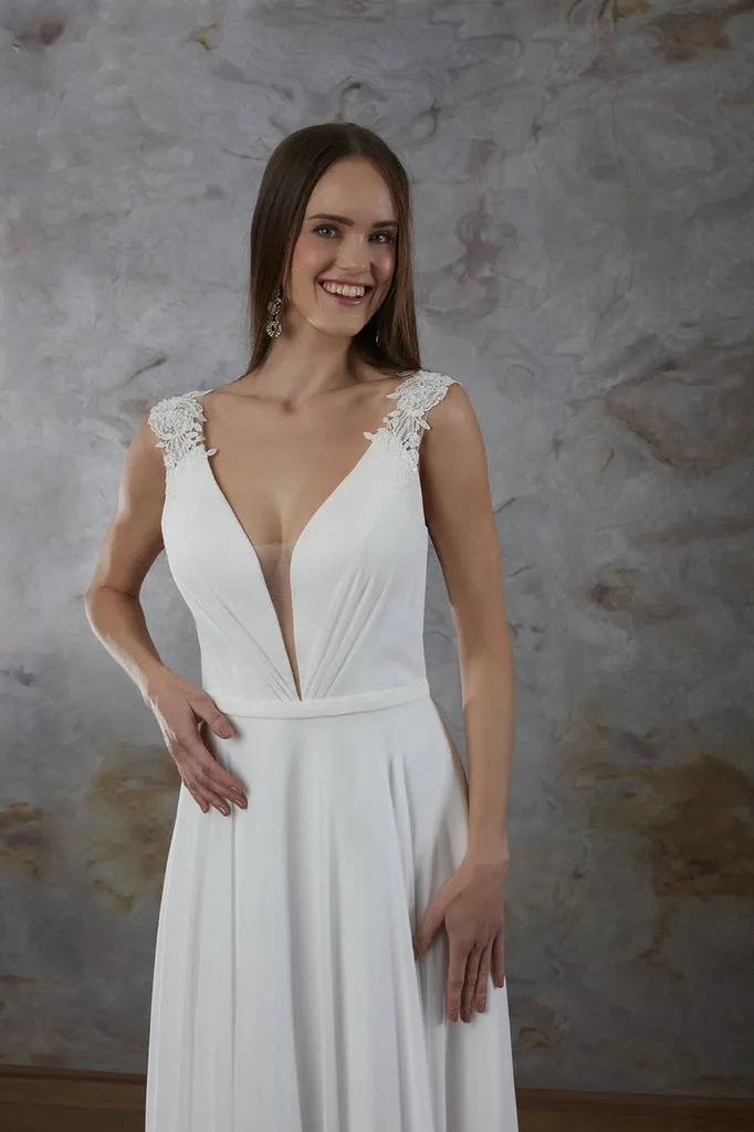 Robe de mariée fluide et élégante avec dos nu et beau décolleté à AIX-EN-PROVENCE 