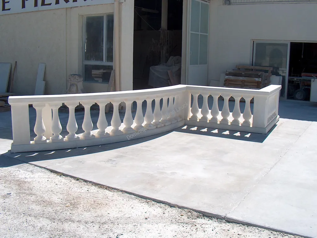Balustrade en pierre blanche d'Estaillades