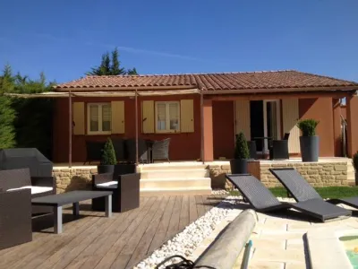 Pose d'un parquet en bambous dans un jardin paysager sur Castillon du Gard (30)