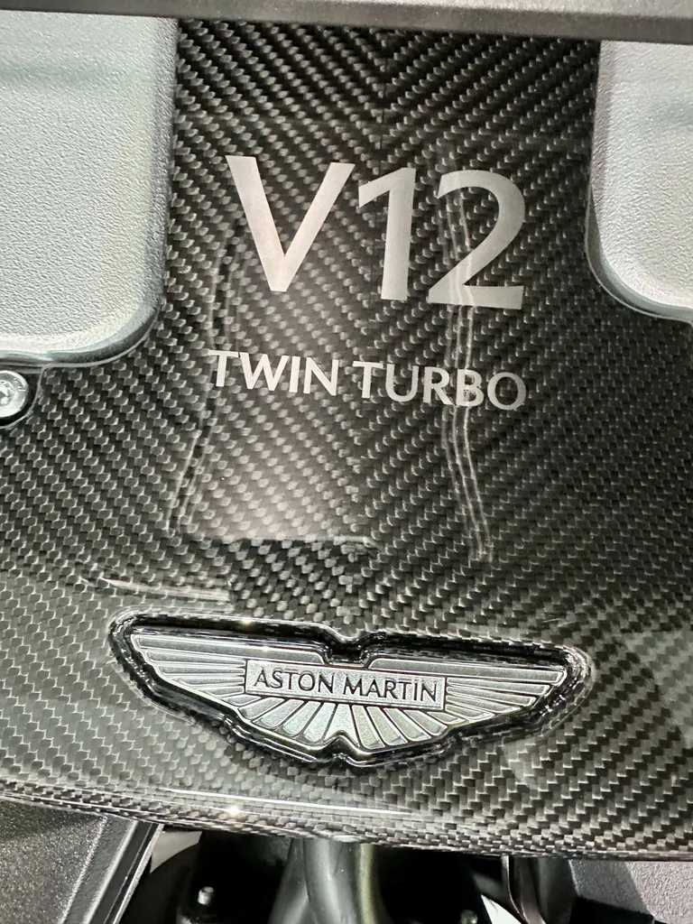 Traitement céramique Lyon protection carosserie Aston Martin Valour 