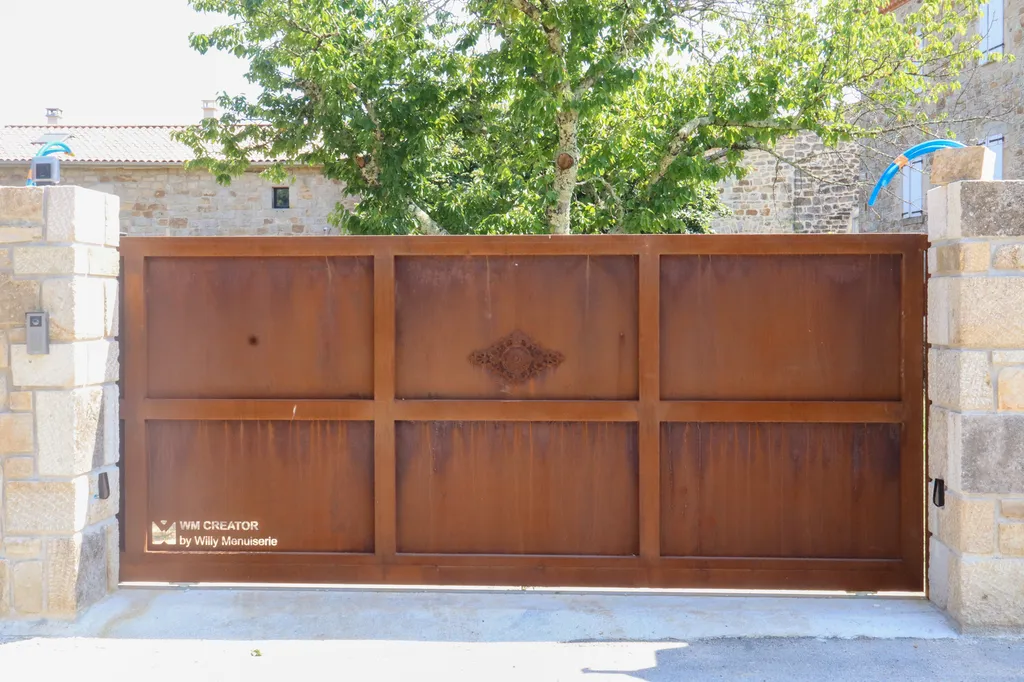 Portail électrique en fer effet rouille aux portes des Cévennes par Willy Menuiserie