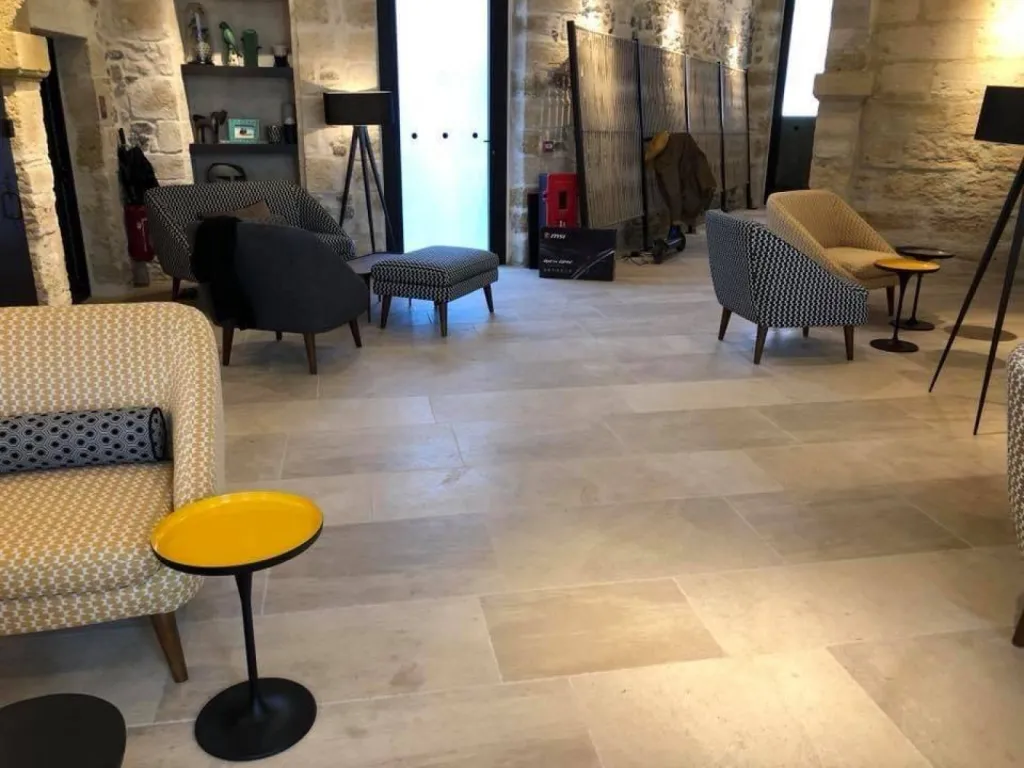 Dallage intérieur en pierre naturelle rue de Bourgogne à Paris sur RDV