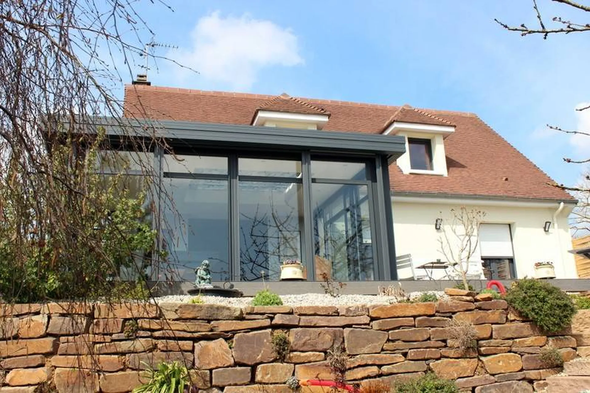 Véranda moderne d'une villa à Brumath 