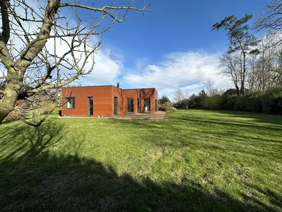 Vends maison contemporaine de plain-pied située entre Dieppe et Saint-Valéry-en-Caux, à deux heures de Paris.