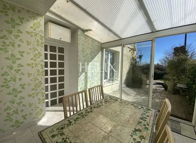 A vendre à Le Pecq  Quartier Cité une charmante maison familiale lumineuse de 138m2 avec un grand terrain de 1080m2 et 2 garages