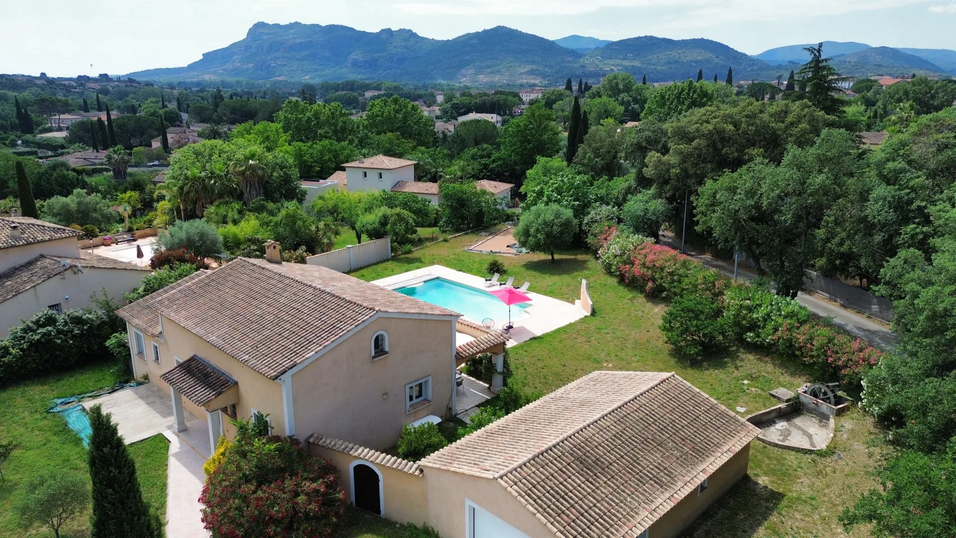 Une maison à proximité du Muy avec une vue sur le rochet de roquebrune