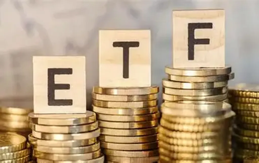 Pièces empilées avec lettres ETF — fonds indiciels cotés pour une stratégie d'investissement diversifiée à Strasbourg