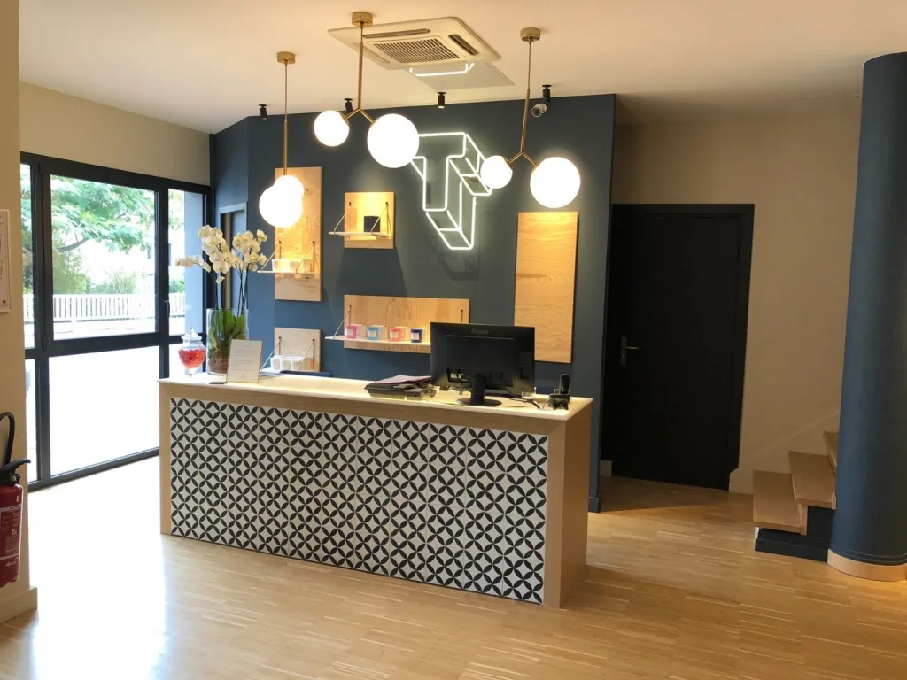 Agencement complet d'un hôtel à Mérignac (des chambres à la salle de réception)
