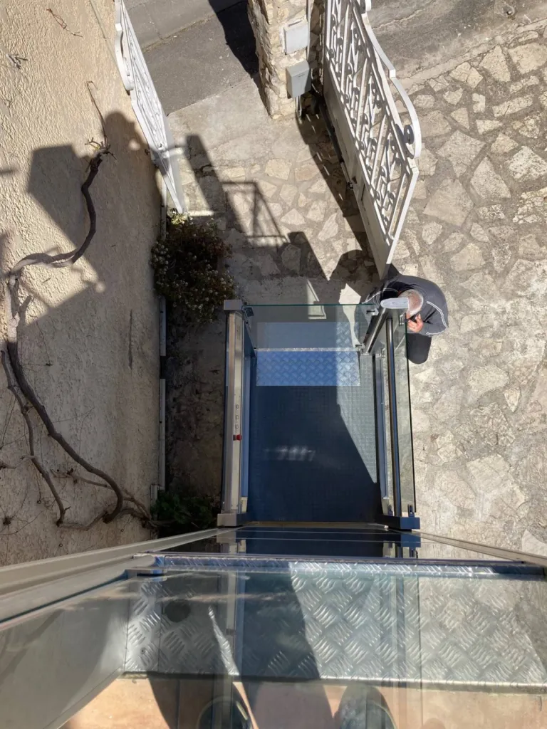 3000 mm d'élévation à franchir ce n'est pas rien quand même avec cette plateforme verticale