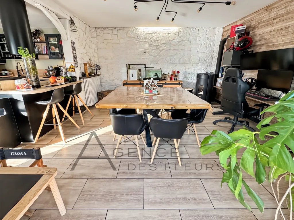 A vendre jolie maison rénovée de 121 m² sur un terrain de 365 m² située à Caudebec-les-Elbeuf 76320