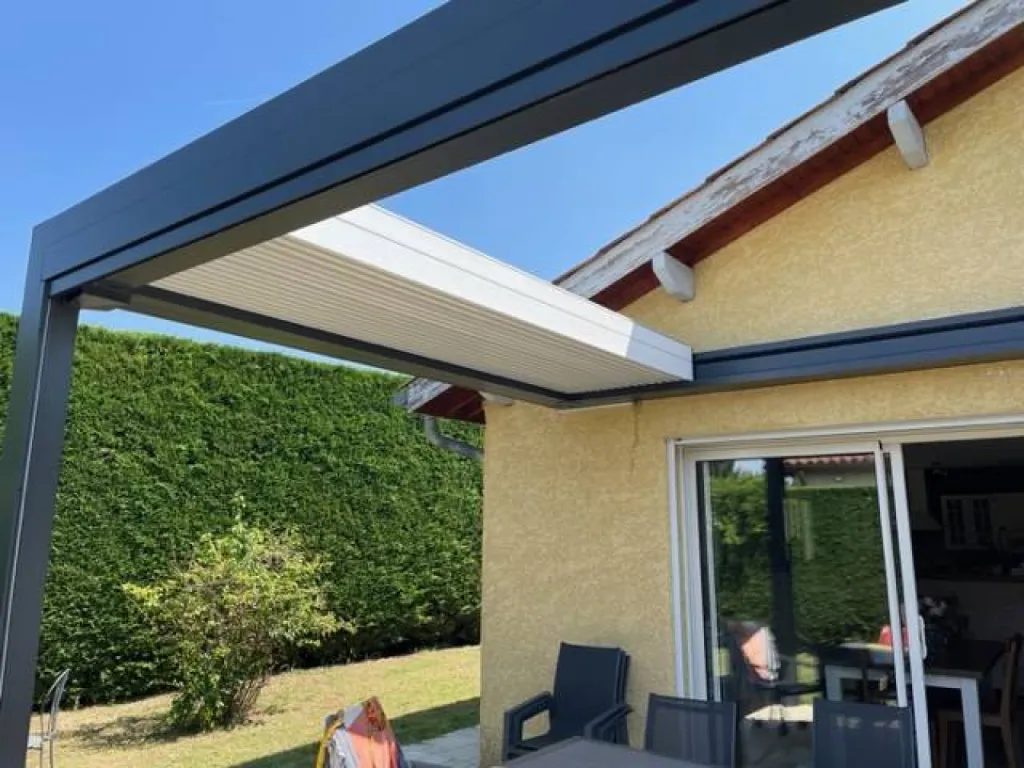 Installation d'une pergola bioclimatique aluminium sur mesure de marque MARQUISES en région Rhône Alpes à Saint-Romain-de-Jalionas