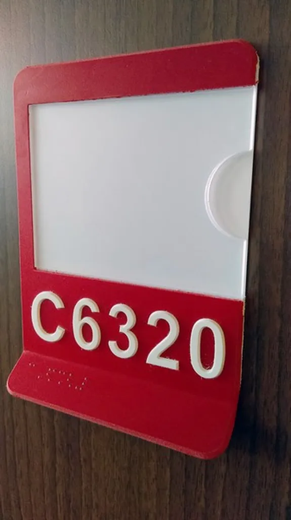 Fabrication et pose de plaques braille pour portes afin d’améliorer l’accessibilité des bâtiments universitaires à Grenoble en Isère