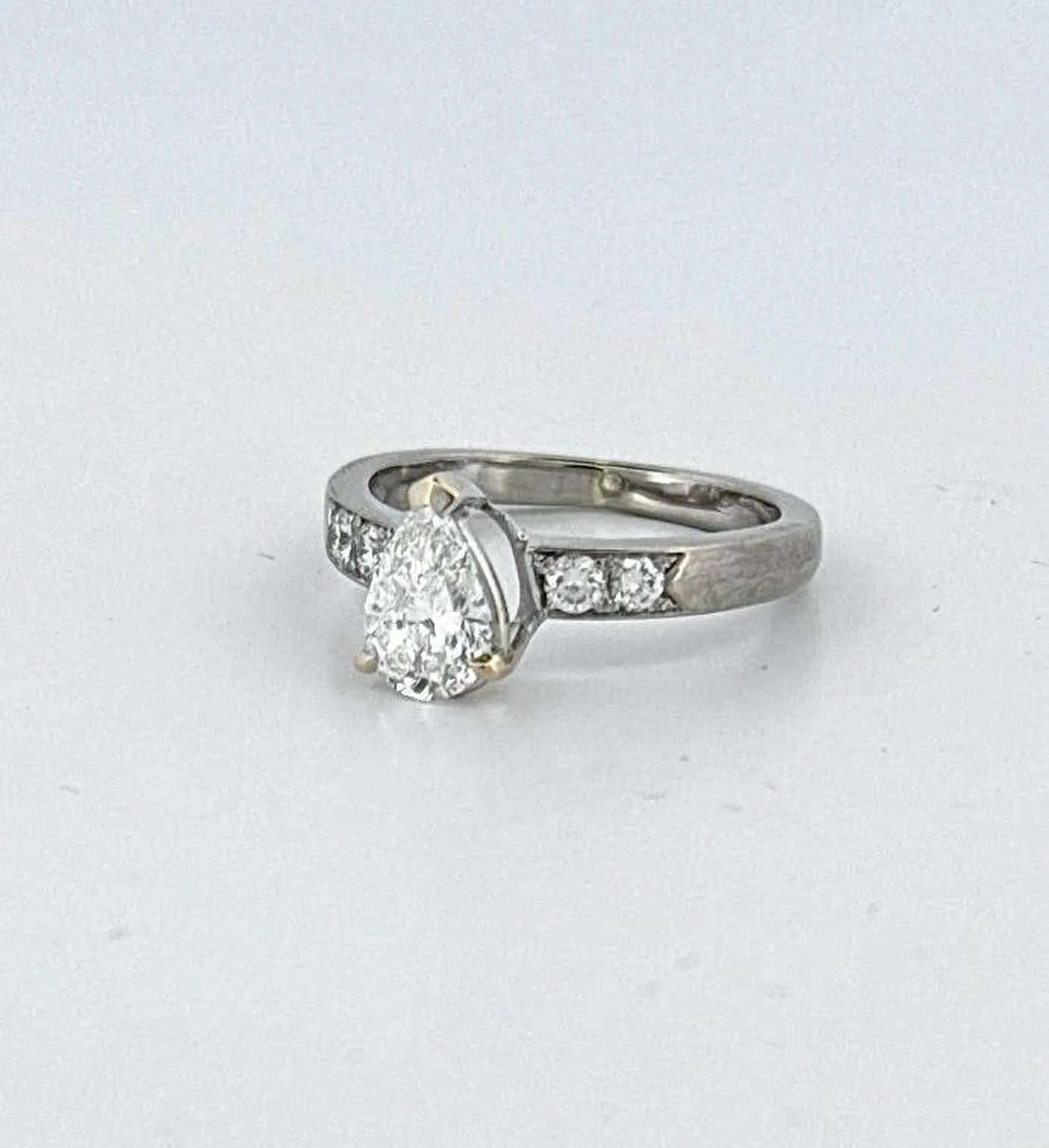 Luxe et Élégance : La Bague Parfaite en Or Blanc 750/1000ème et diamant taille poire chez Or Ligne en Gironde