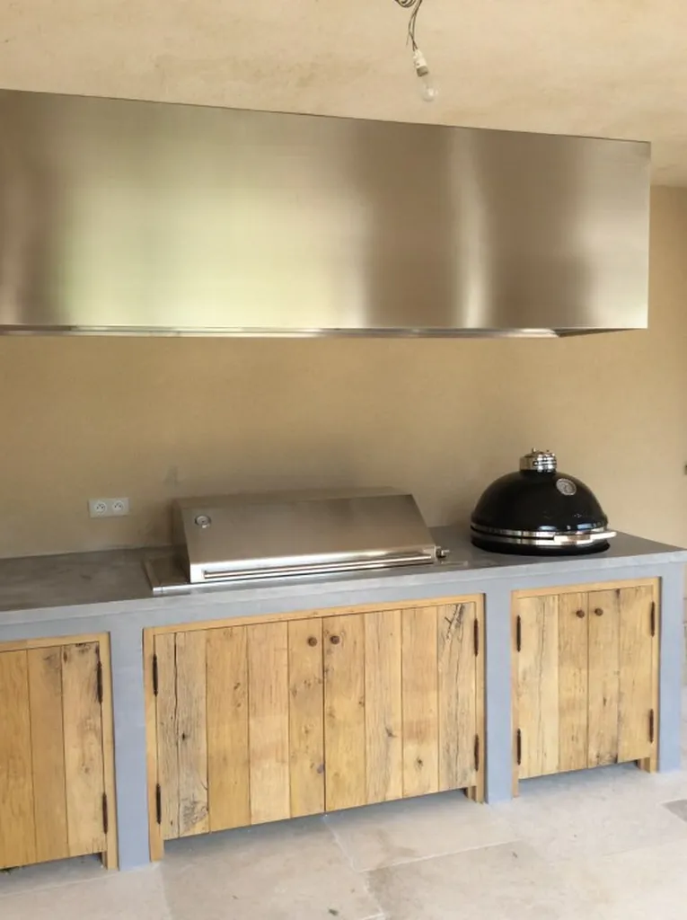 Barbecue et hotte Inox dans cuisine d'été Saint Remy de Provence