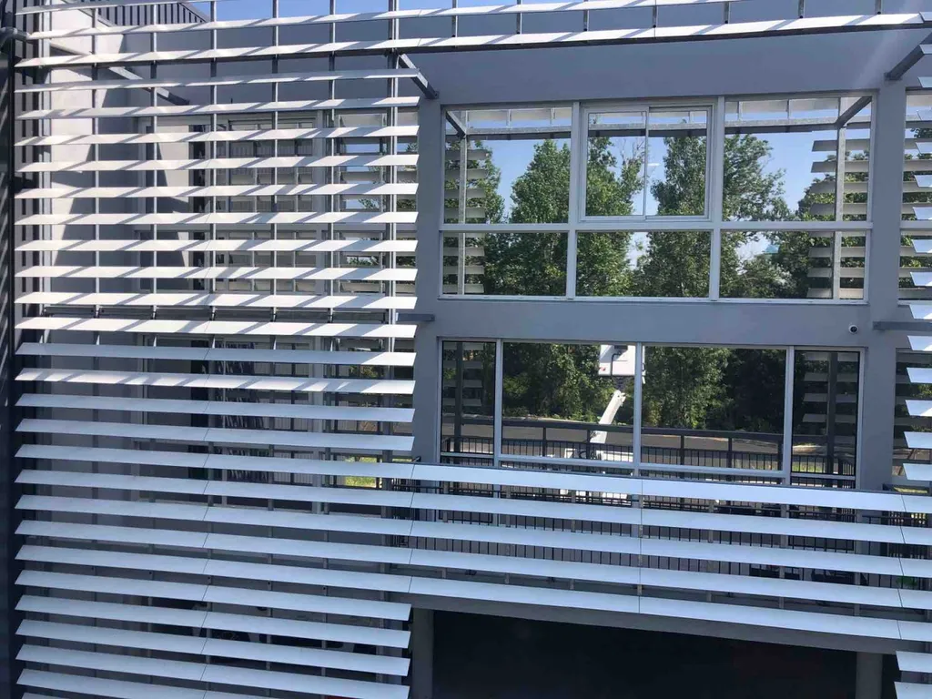 réduction de la luminosité dans les bureaux 