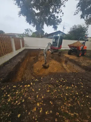 Comment choisir la mini-pelle idéale en location pour aménagement paysager et entretien d’espaces verts complets : Loc A’Pelle proche de Bègles vous conseille