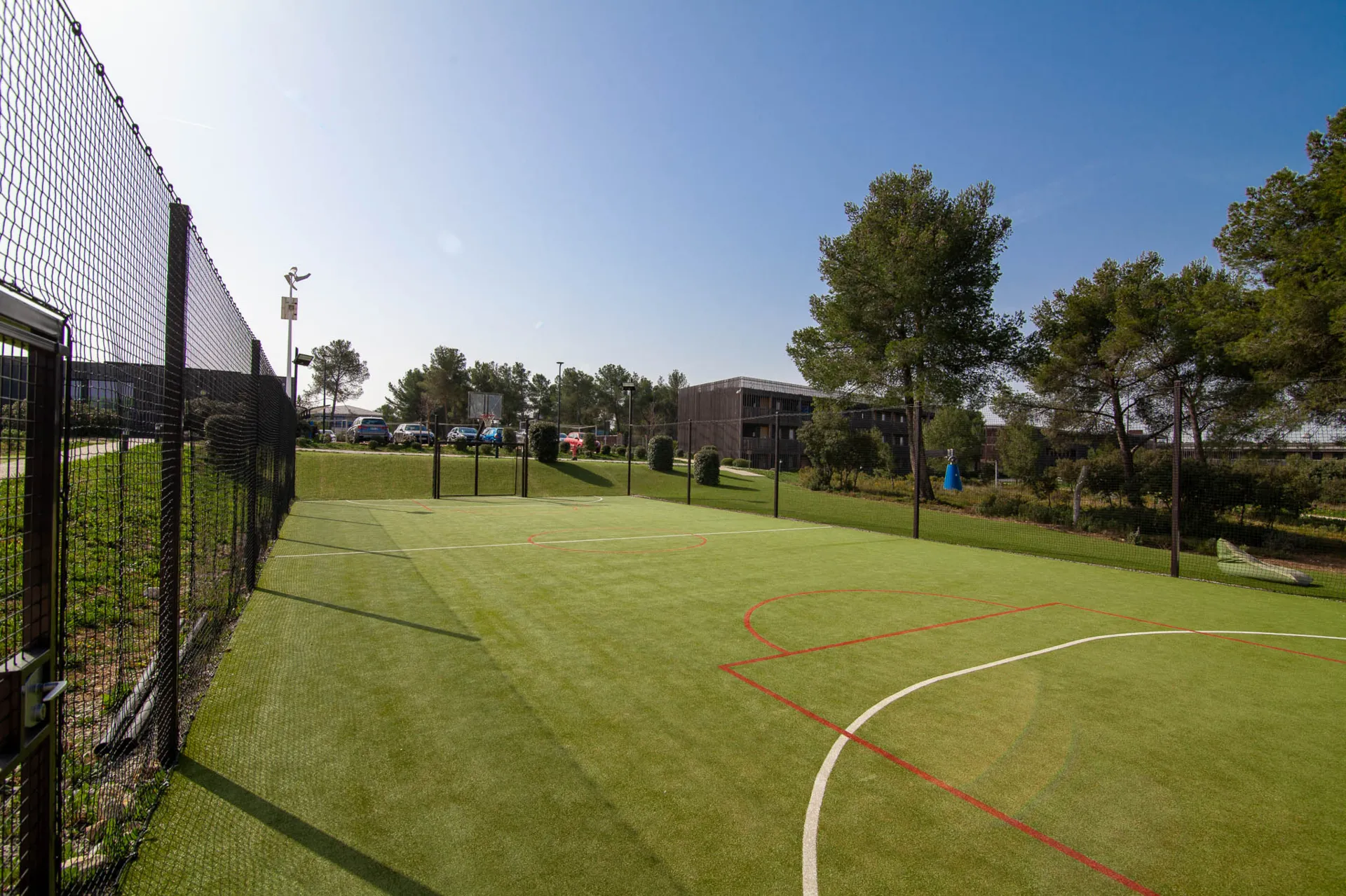 Activités et Sports : Terrain de de futsal, basketball, handball et sports de raquette au Thecamp Hotel à Aix en Provence