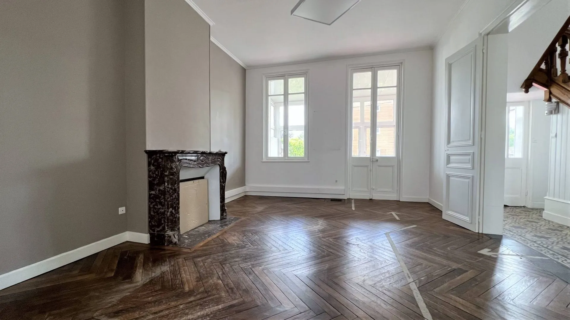 Une vaste salle d’environ 40m² baignée de lumière