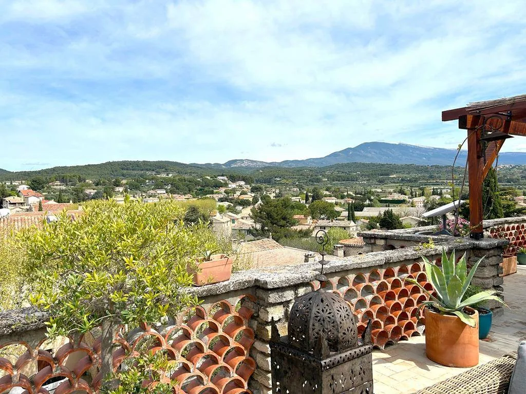 Majestueuse maison de village avec terrasse panoramique XXL   
