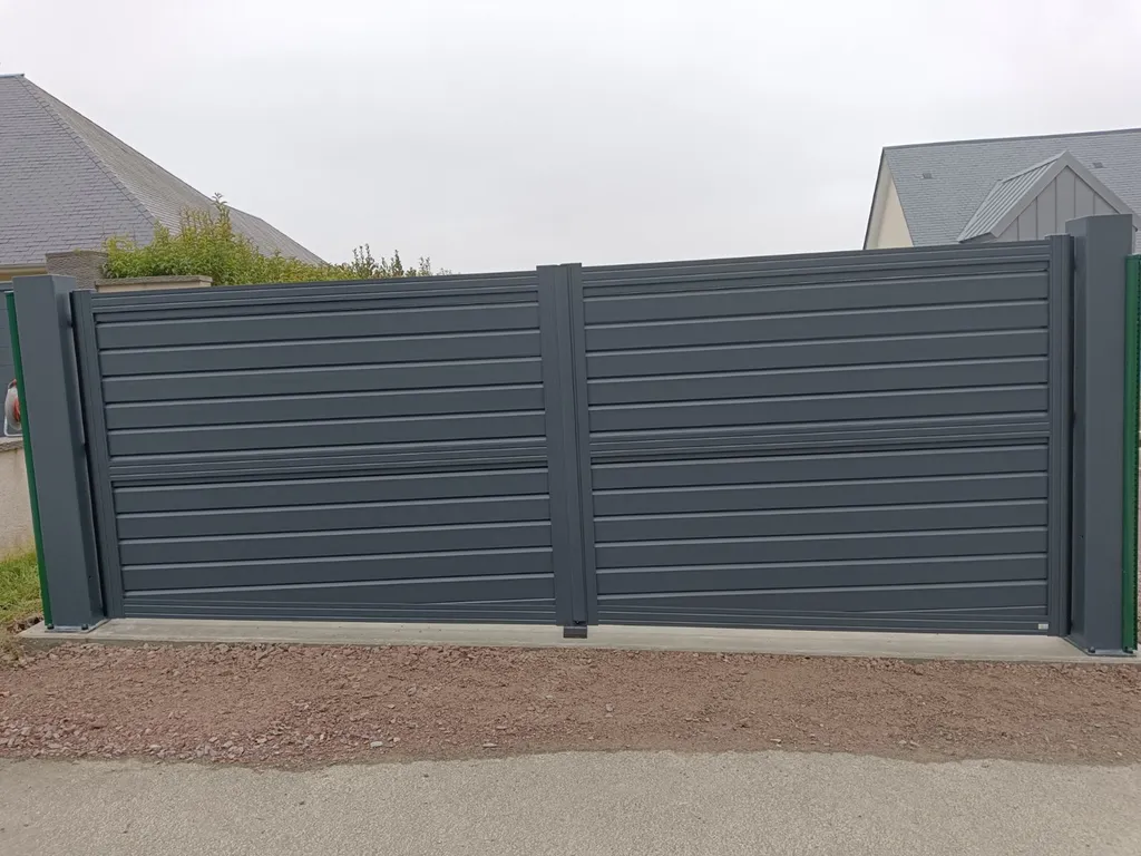 Installation de Portail Battant Motorisé pour Maison Individuelle et Entrée de Propriété à Bernay dans l'Eure (27) à proximité de Cormeilles et Lieurey