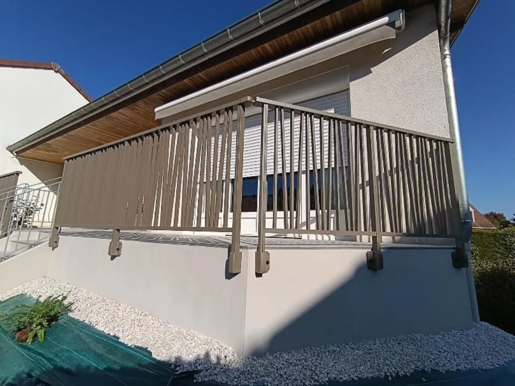 Pose d'un garde-corps en aluminium CHOUETTE sur mesure avec finition gris beige pour installation privée à Couternon en Côte d'Or
