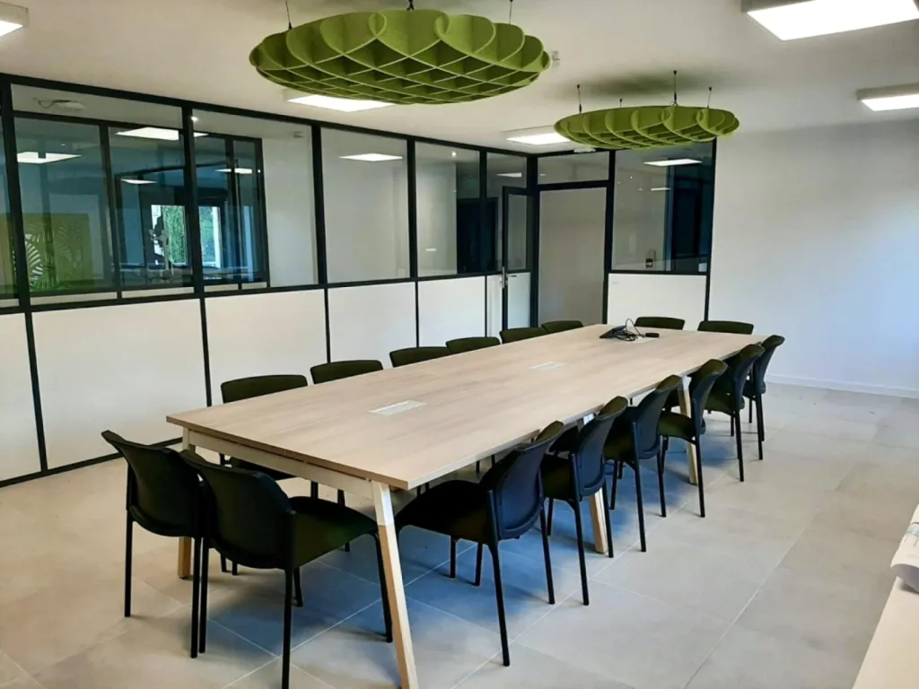 Aménagement coloré et acoustique avec cloisons ARTECK
